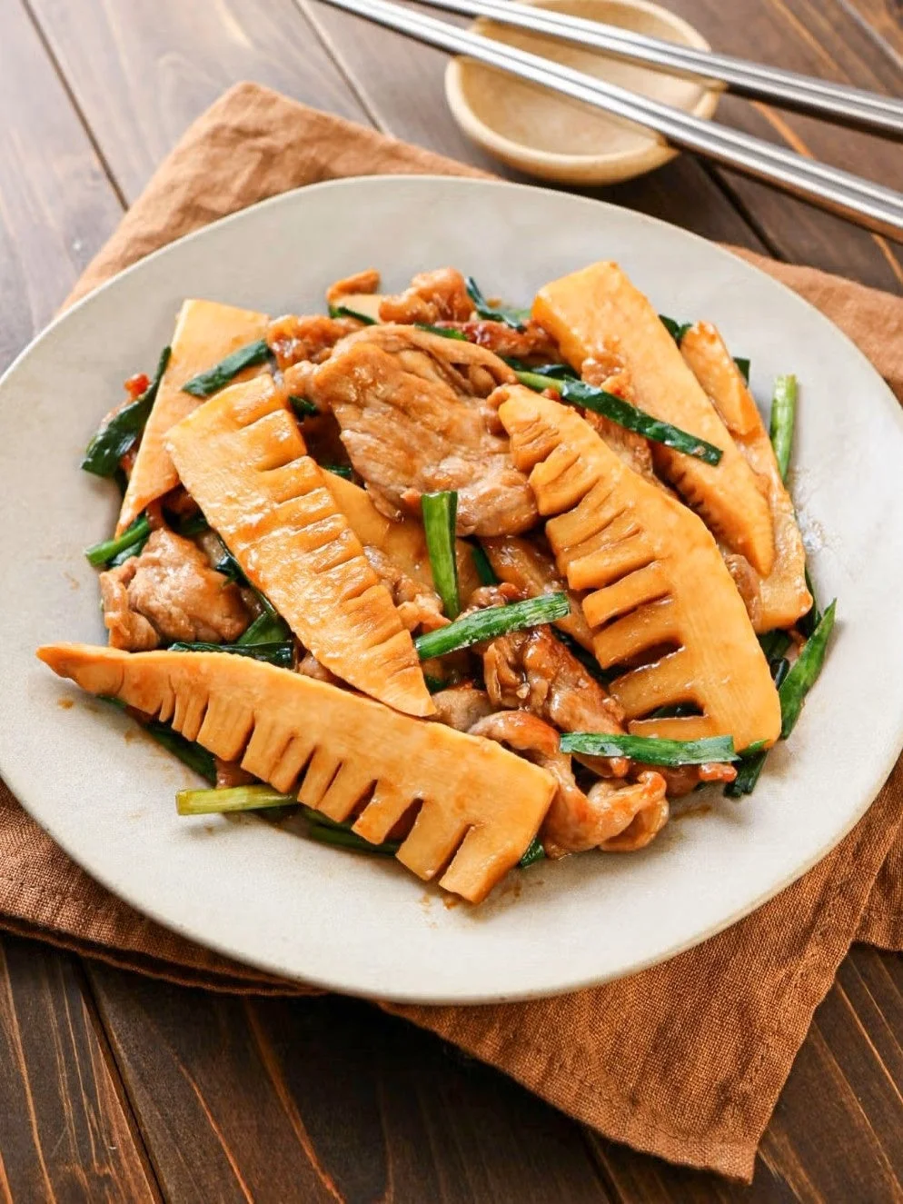 豚肉とたけのこ、ニラを炒めた中華風の料理