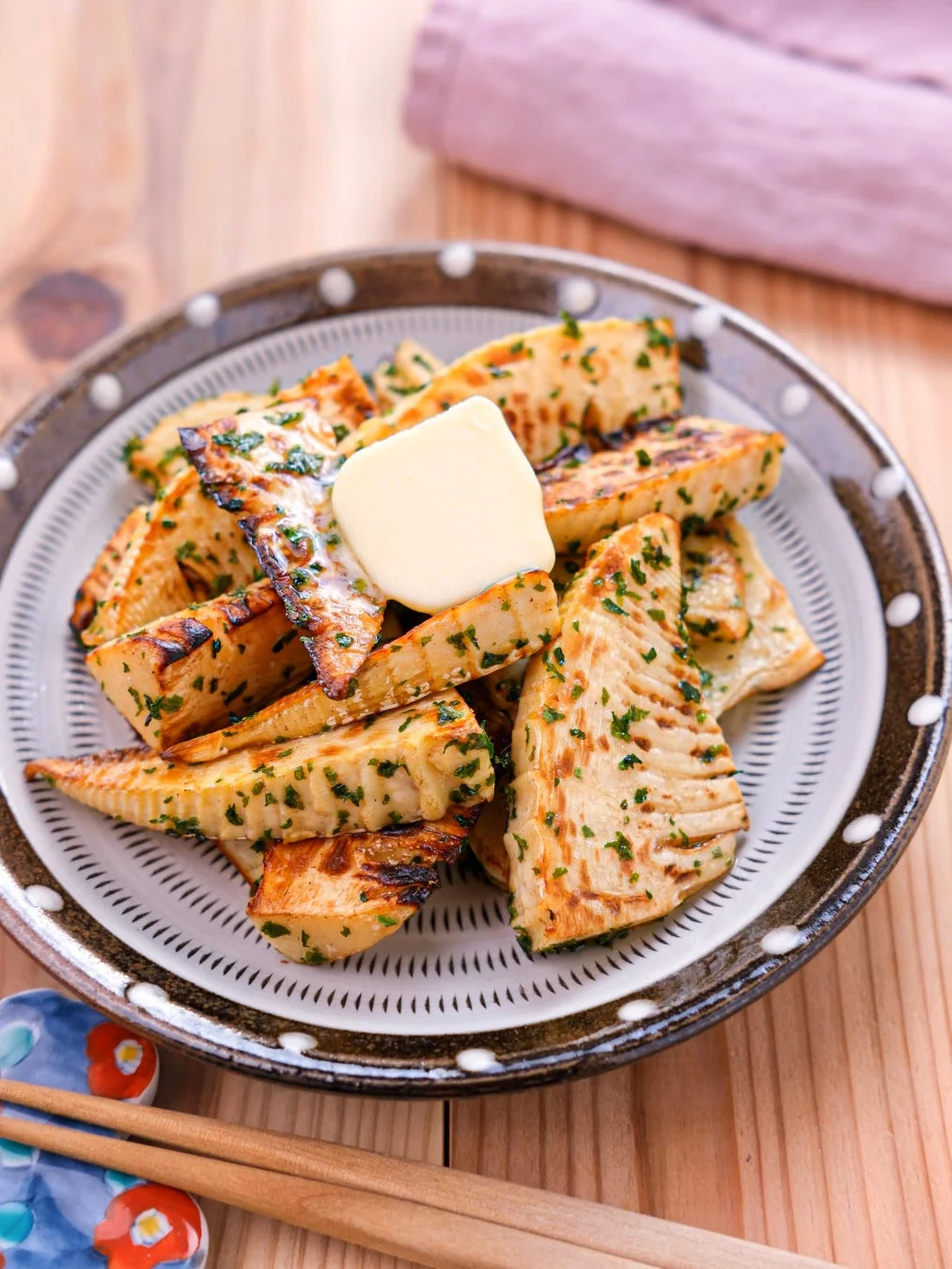 焼き色がついたたけのこ料理