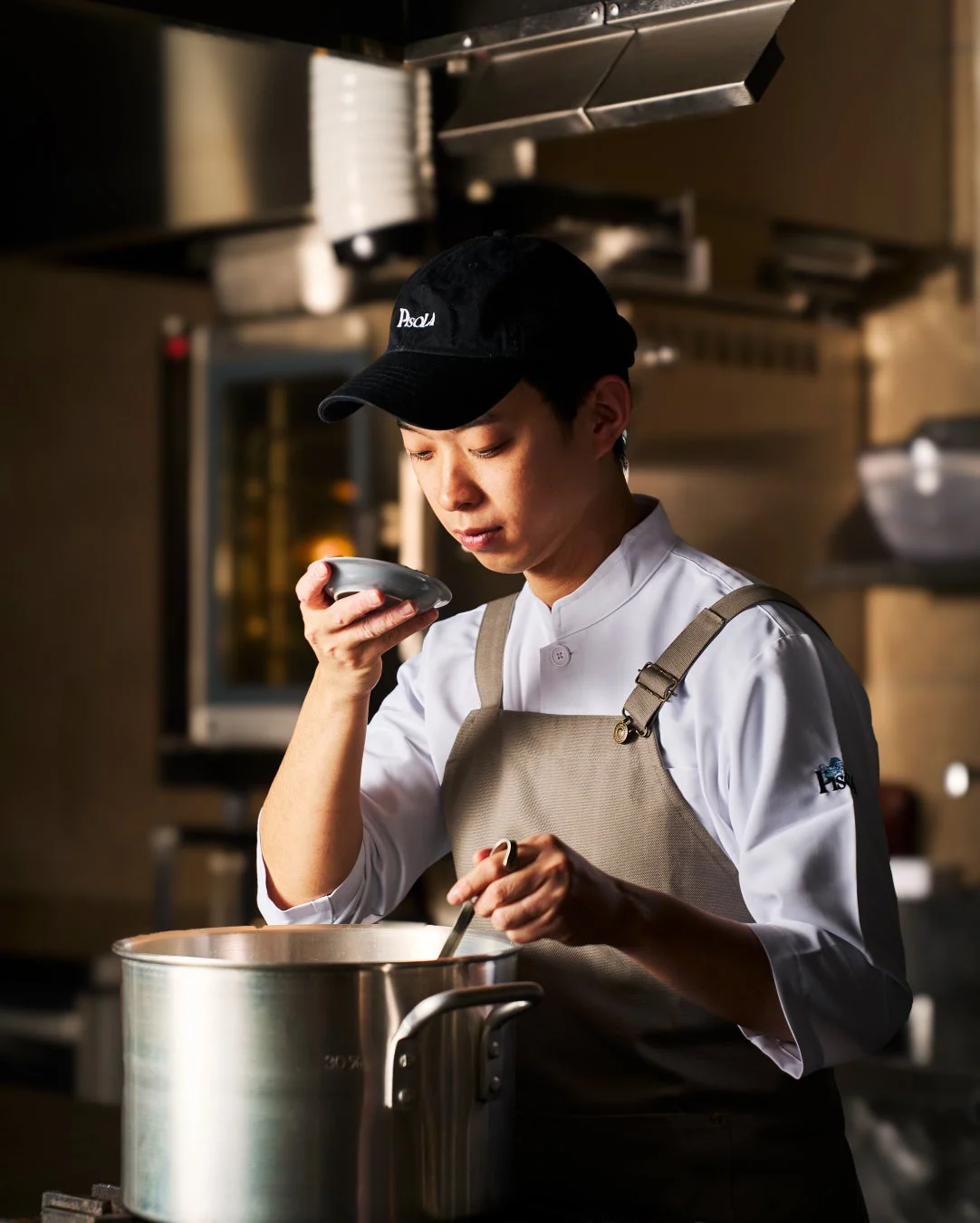 料理人が仕込みをする様子