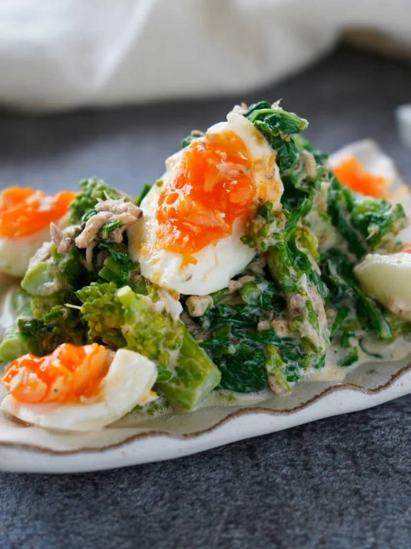 半熟卵と緑の野菜がクリームソースで和えられたデリ風の料理