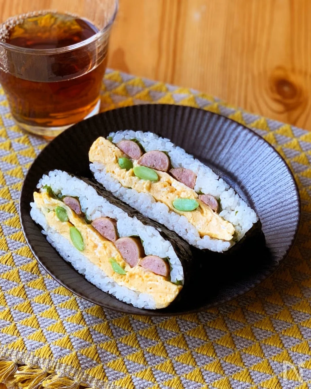 枝豆チーズオムレツとソーセージのおにぎらず